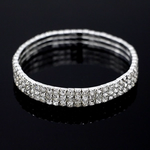 Dreilagiges silbernes Strass-Armband mit funkelnder Kristall-Krallenkette für Damen