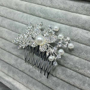 Détail du peigne à cheveux pour mariée avec cristaux, strass et perles au motif floral