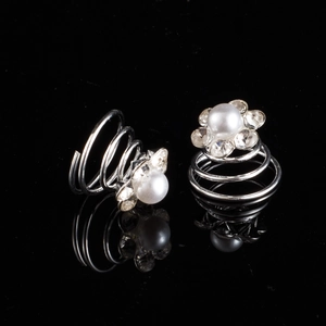Épingles à cheveux mariée avec perle blanche et fleur en strass sur spirales argentées