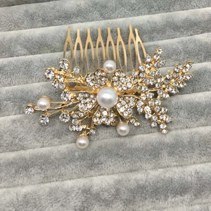 Vue détaillée du peigne à cheveux avec perles, cristaux et fleurs en métal doré