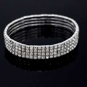 Elegantes vierreihiges versilbertes Stretch-Armband mit funkelnden klaren Strasssteinen