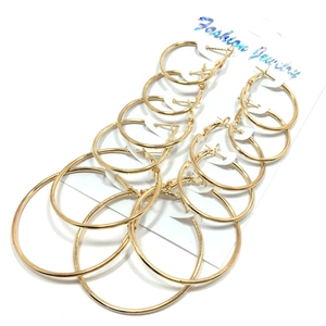 Ensemble de boucles d'oreilles créoles dorées avec six paires d'anneaux sur carte support