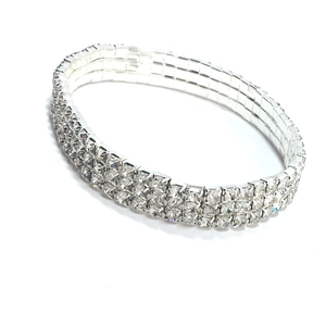 Detail eines silberfarbenen dreireihigen Kristall-Tennisarmbands mit elastischer Struktur