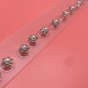 Détail d'épingles à cheveux spirales argentées avec cristaux et perles centrales