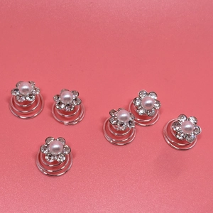 Détail de 6 épingles à cheveux fleurs argentées avec perles et strass sur fond rose