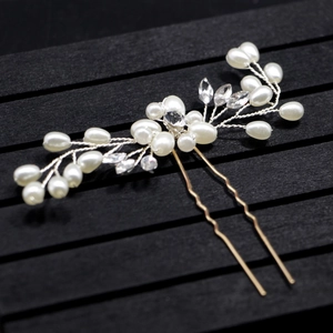 Dettaglio forcina per capelli da sposa fatta a mano con perle e cristalli su legno