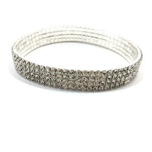 Makro-Detail eines vierreihigen silbernen Stretch-Armbands mit glitzernden Strasssteinen