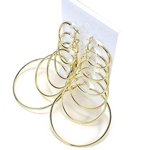 Détail de 6 paires de boucles d'oreilles créoles dorées de tailles variées