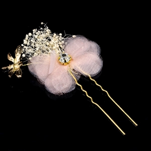 Détail de l'épingle à cheveux dorée en U avec nœud en tulle rose et libellule