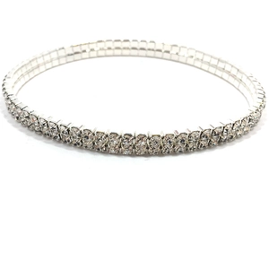 Detail eines silbernen Stretch-Armbands mit zweireihigem glitzerndem Strassstein-Inlay