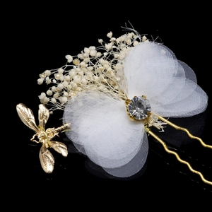 Détail de coiffe de mariée avec fleurs en résille blanche, cristaux et libellule dorée