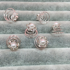 Détail des épingles à cheveux en fleur à six pétales avec perles et strass brillants