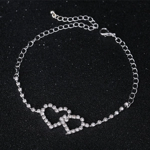 Detail der silbernen Doppelherz-Anhänger mit Kristallen und verstellbarer Verlängerung