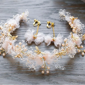 Parure de mariage faite main avec bandeau à fleurs en tulle rose et boucles d'oreilles dorées