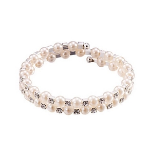 Detail of 6mm double-layer pearl elastic bracelet with square crystal rhinestone accents