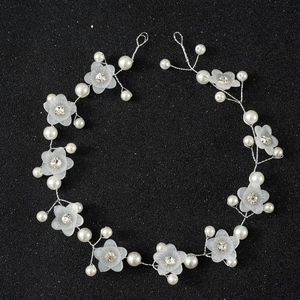 Détails de la vigne de cheveux de mariée avec fleurs givrées, perles et cristaux brillants