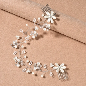 Eleganter Brauthaarschmuck mit weißen Perlen und Kristallen auf Silberdraht für Hochzeitsfrisuren