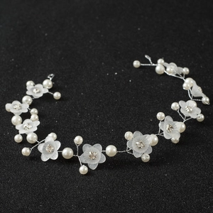 Bandeau de mariée fait main avec fleurs blanches, perles et cristaux sur fond noir