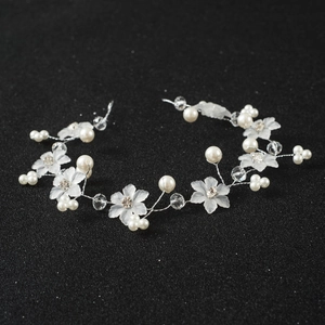 Serre-tête de mariée fait main avec fleurs blanches mates et perles sur fil argent