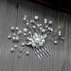Detailansicht eines handgefertigten Haarkamms mit Perlen und Kristallen in Silber