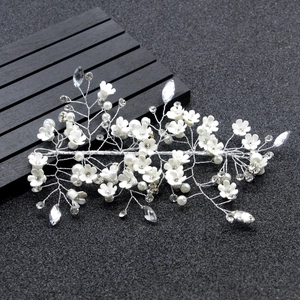 Bandeau de mariée artisanal avec fleurs en céramique, perles et cristaux sur fond noir