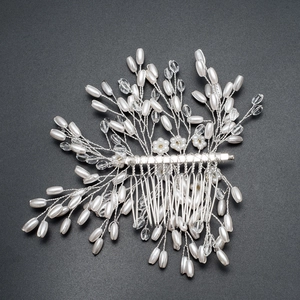 Peigne à cheveux de mariée fait main avec perles et cristaux sur fil d'argent