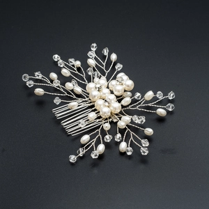 Peigne à cheveux de mariée fait main avec perles blanches et fleurs en cristal argent