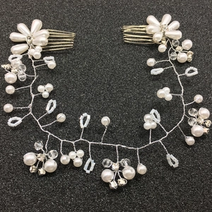 Detailansicht von Hochzeits-Haarschmuck mit Perlen, Kristallen und seitlichen Kämmen