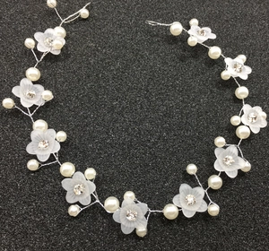 Bandeau de mariée fait main avec fleurs givrées et perles sur fil d'argent fin
