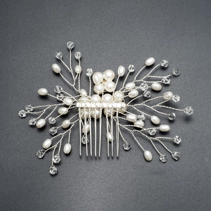 Peigne à cheveux de mariée fait main avec perles blanches et fleurs en cristal