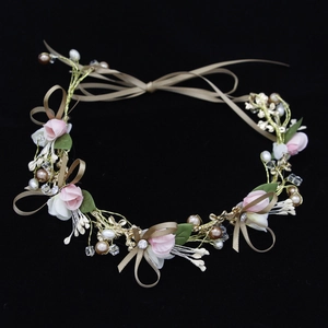 Bandeau de mariée avec fleurs en tissu roses et blanches, perles et rubans dorés élégants