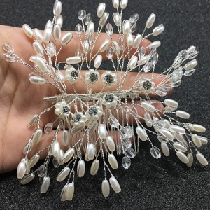 Peigne à cheveux de mariée fait main avec perles et cristaux sur motifs de branches argentées