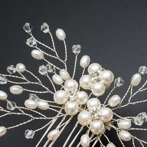 Peigne à cheveux de mariée fait main avec perles et cristaux sur un fond noir élégant