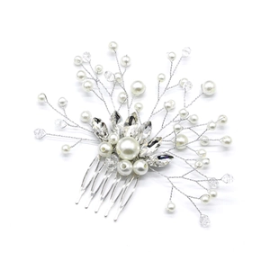 Detail von silbernem Braut-Haarkamm mit Perlen und Marquise-Strass auf weißem Hintergrund