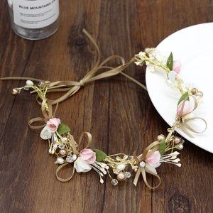 Couronne de fleurs faite main élégante avec roses roses et fil doré pour mariages