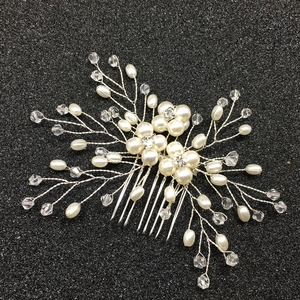 Détails d'un peigne à cheveux argenté avec perles faites main et fleurs en cristal