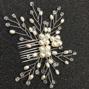 Détail macro du peigne de mariée avec perles faites main et grappes de fleurs en cristal