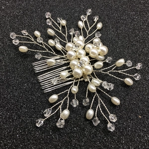 Détails du peigne à cheveux de mariée fait main avec perles et fleurs en cristal