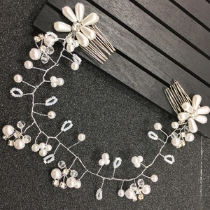 Detailansicht der silbernen Braut-Haarranke mit Perlen und Kristallen für Hochzeiten