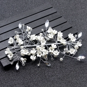 Vigne de cheveux de mariée avec fleurs blanches, perles et cristaux sur fil d'argent