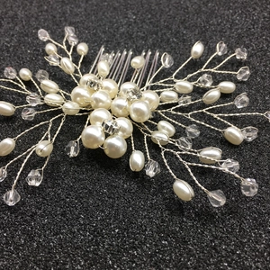 Détail d'un peigne à cheveux de mariée avec perles, cristaux et fleurs en fil d'argent