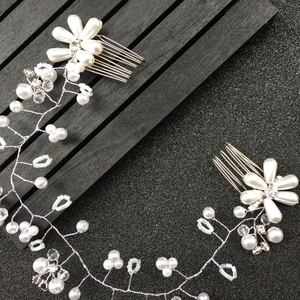 Detailansicht von handgefertigtem Perlen-Haarkamm und Kristall-Brautschmuck-Set