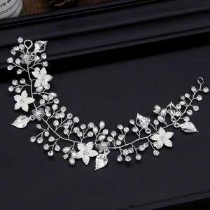 Dettaglio di vite per capelli da sposa con fiori di resina e cristalli lucenti