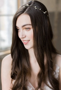 Detail of a handmade bridal pearl hairband featuring golden wire and white pearls