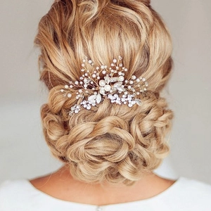 Eleganter Brauthaarkamm mit Perlen und Kristallen auf Golddraht für Hochzeitsfrisuren