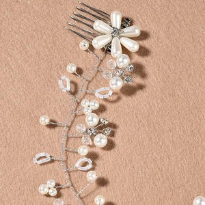 Eleganter Braut-Haarkamm mit handgefertigten Perlenblumen und Kristallperlen auf Silber
