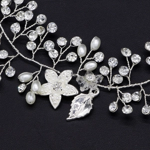Dettaglio della fascia da sposa fatta a mano con filo d'argento, perle bianche e strass lucidi