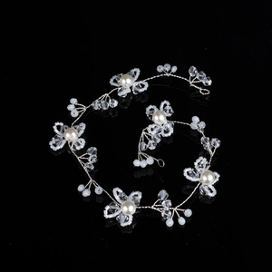 Bijou de tête mariée fait main avec perles blanches et cristaux sur fil argenté