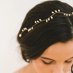 Détail d'un serre-tête en perles fait main avec fil doré pour coiffure de mariée