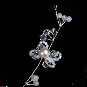 Serre-tête mariée artisanal avec fil argenté, perle blanche et accents de cristal bleu